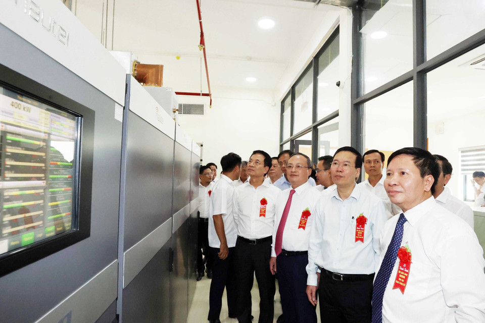 Chủ tịch nước Võ Văn Thưởng cùng các đại biểu tham quan Đài phát sóng AM/DRM khu vực Nam Trung Bộ. (Ảnh: Thống Nhất/TTXVN)