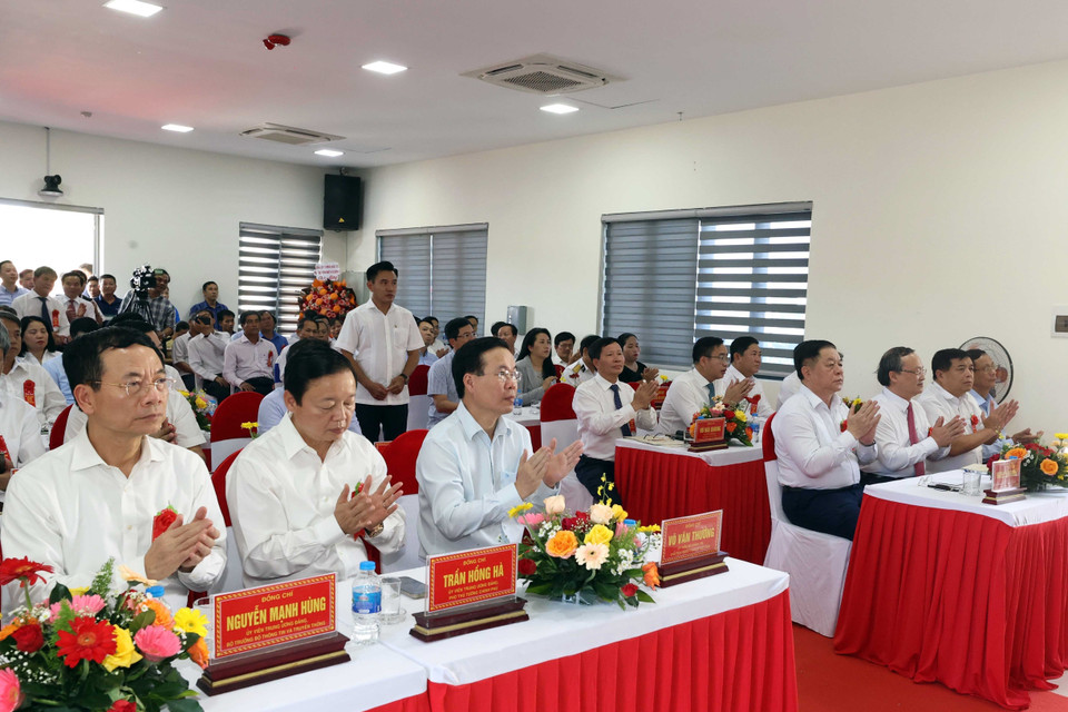 Chủ tịch nước Võ Văn Thưởng với các đại biểu tham dự buổi lễ. (Ảnh: Thống Nhất/TTXVN)