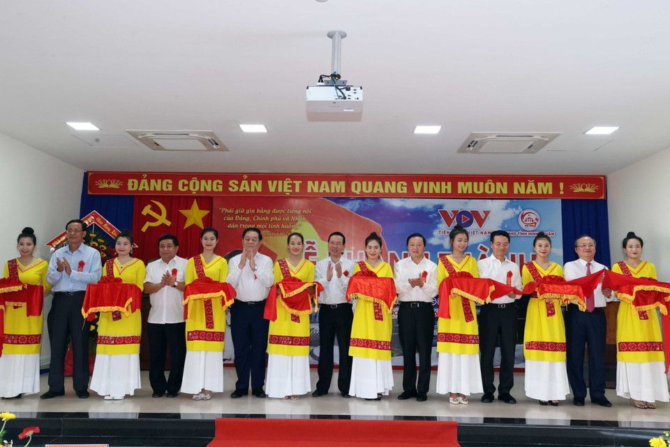 Chủ tịch nước Võ Văn Thưởng cùng các đại biểu cắt băng khánh thành. (Ảnh: Thống Nhất/TTXVN)