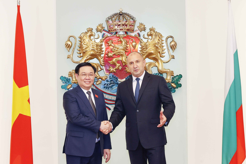 Chủ tịch Quốc hội Vương Đình Huệ và Tổng thống Bulgaria Rumen Radev. (Ảnh: Doãn Tấn/TTXVN)