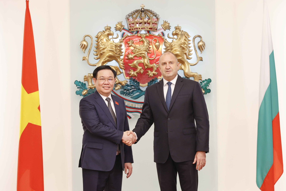 Chủ tịch Quốc hội Vương Đình Huệ và Tổng thống Bulgaria Rumen Radev. (Ảnh: Doãn Tấn/TTXVN)