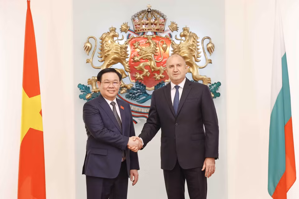 Chủ tịch Quốc hội Vương Đình Huệ và Tổng thống Bulgaria Rumen Radev. (Ảnh: Doãn Tấn/TTXVN)
