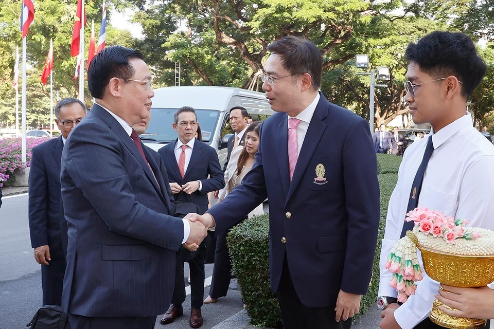 Hiệu trưởng Đại học Chulalongkorn Bundhit Eua-arporn đón Chủ tịch Quốc hội Vương Đình Huệ. (Ảnh: Doãn Tấn/TTXVN)