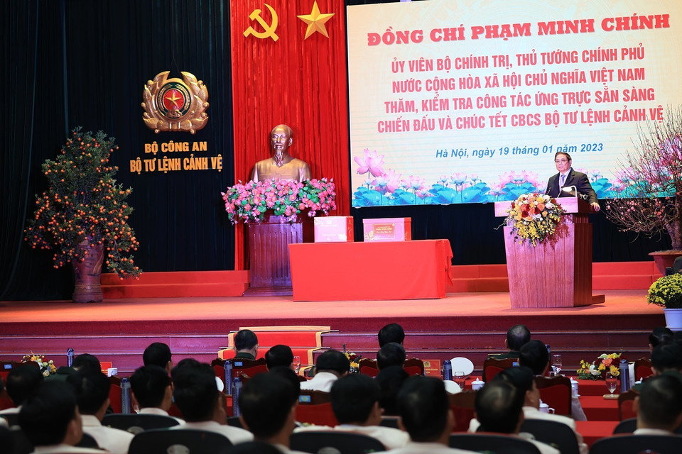 Hình ảnh Thủ tướng Phạm Minh Chính chúc Tết cán bộ, chiến sỹ Bộ Tư lệnh Cảnh vệ. (Ảnh: Dương Giang/TTXVN)
