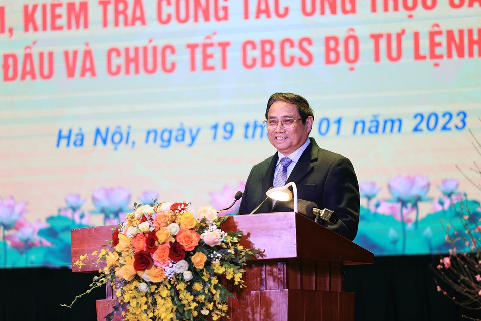 Thủ tướng Phạm Minh Chính chúc Tết cán bộ, chiến sỹ Bộ Tư lệnh Cảnh vệ. (Ảnh: Dương Giang/TTXVN)