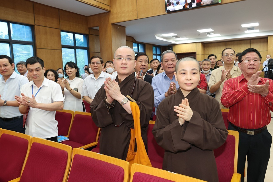 Cử tri quận Đống Đa, quận Ba Đình và quận Hai Bà Trưng dự buổi tiếp xúc cử tri. (Ảnh: Trí Dũng/TTXVN)