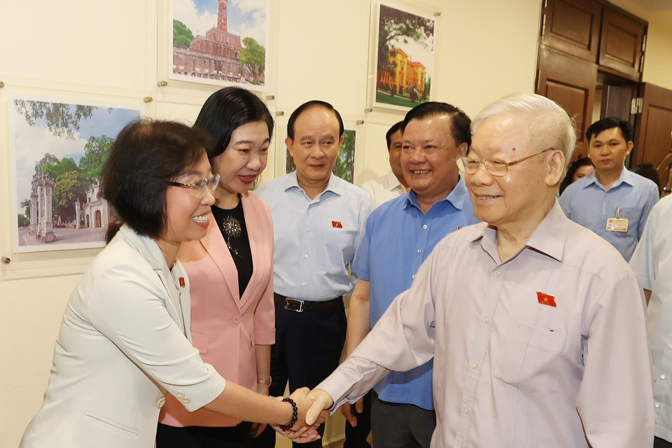 Tổng Bí thư Nguyễn Phú Trọng và các đại biểu tại cuộc tiếp xúc cử tri tại quận Ba Đình. (Ảnh: Trí Dũng/TTXVN)