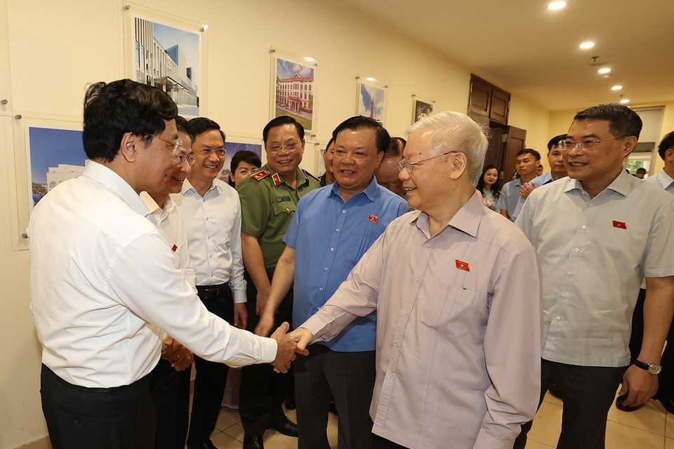 Tổng Bí thư Nguyễn Phú Trọng và các đại biểu tại cuộc tiếp xúc cử tri tại quận Ba Đình. (Ảnh: Trí Dũng/TTXVN)