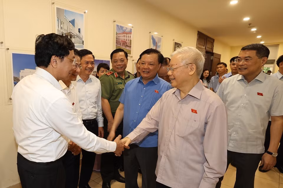 Tổng Bí thư Nguyễn Phú Trọng và các đại biểu tại cuộc tiếp xúc cử tri tại quận Ba Đình. (Ảnh: Trí Dũng/TTXVN)