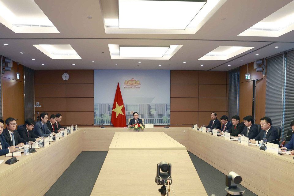 Chiều 27/3, tại Hà Nội, Chủ tịch Quốc hội Vương Đình Huệ hội đàm trực tuyến với Chủ tịch Quốc hội Trung Quốc Triệu Lạc Tế. (Ảnh: Doãn Tấn/TTXVN)