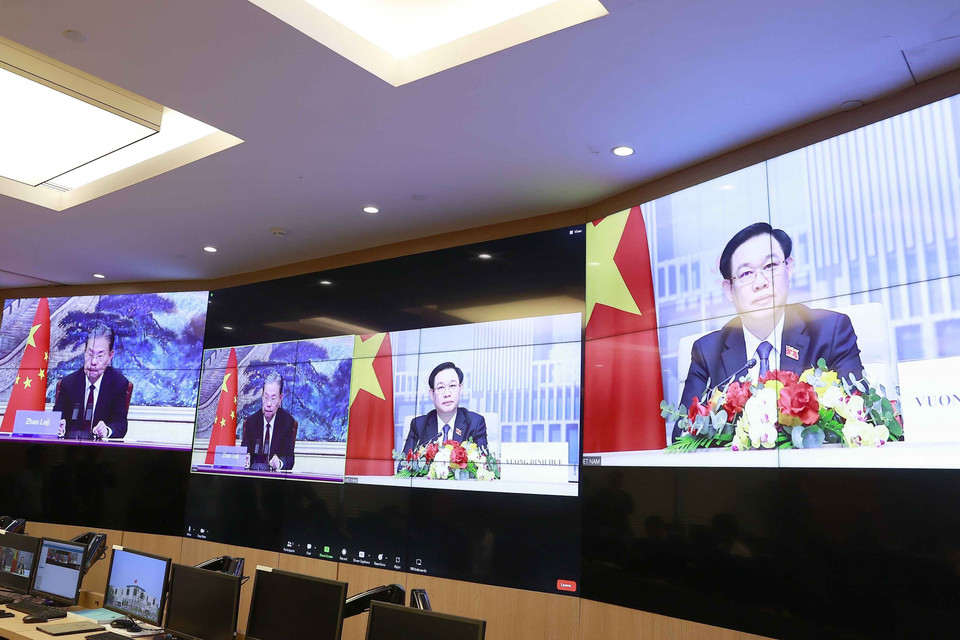 Hình ảnh Chủ tịch Quốc hội Vương Đình Huệ hội đàm trực tuyến với Chủ tịch Quốc hội Trung Quốc Triệu Lạc Tế. (Ảnh: Doãn Tấn/TTXVN)