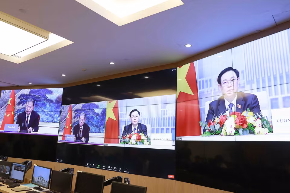 Hình ảnh Chủ tịch Quốc hội Vương Đình Huệ hội đàm trực tuyến với Chủ tịch Quốc hội Trung Quốc Triệu Lạc Tế. (Ảnh: Doãn Tấn/TTXVN)