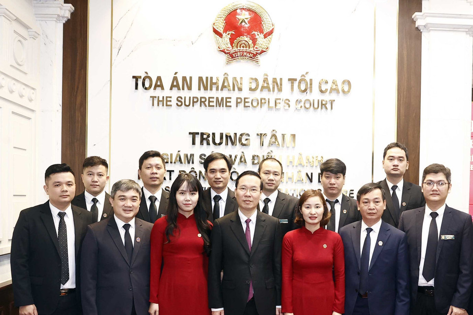 Chủ tịch nước Võ Văn Thưởng với các cán bộ Trung tâm Giám sát và Điều hành hoạt động của Tòa án Nhân dân tối cao. (Ảnh: Thống Nhất/TTXVN)