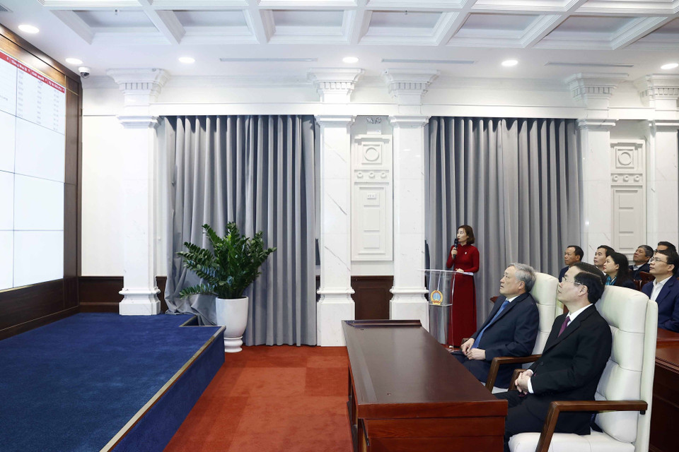 Chủ tịch nước Võ Văn Thưởng thăm Trung tâm Giám sát và Điều hành hoạt động của Tòa án Nhân dân tối cao. (Ảnh: Thống Nhất/TTXVN)