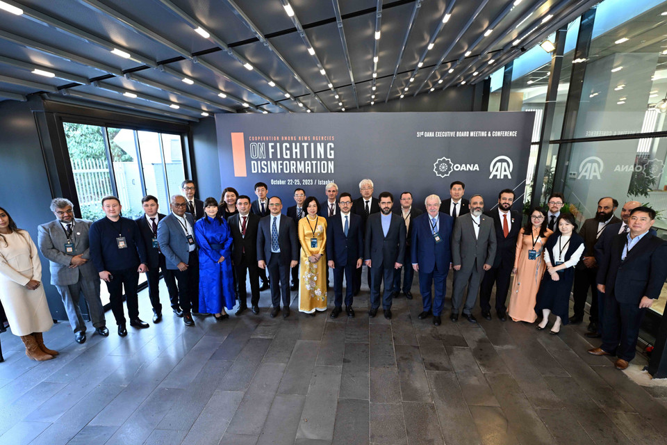 Các đại biểu tham dự hội nghị chụp ảnh chung. (Ảnh: AA)