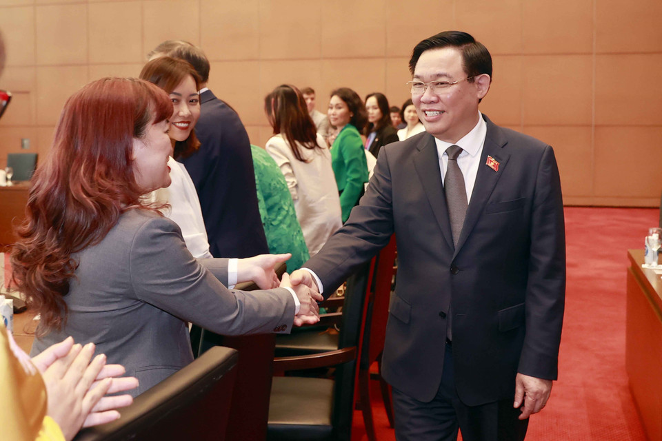 Chủ tịch Quốc hội Vương Đình Huệ với các đại biểu. (Ảnh: Doãn Tấn/TTXVN)