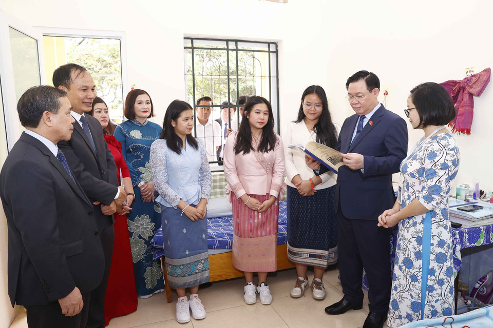 Chủ tịch Quốc hội Vương Đình Huệ đến thăm ký túc xá của du học sinh Lào. (Ảnh: Doãn Tấn/TTXVN)