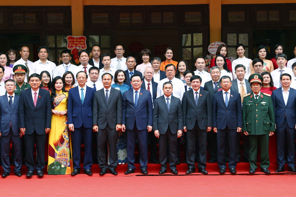 Chủ tịch Quốc hội Vương Đình Huệ chụp ảnh lưu niệm với đại biểu, giáo viên và học sinh Trường Hữu nghị T78. (Ảnh: Doãn Tấn/TTXVN)