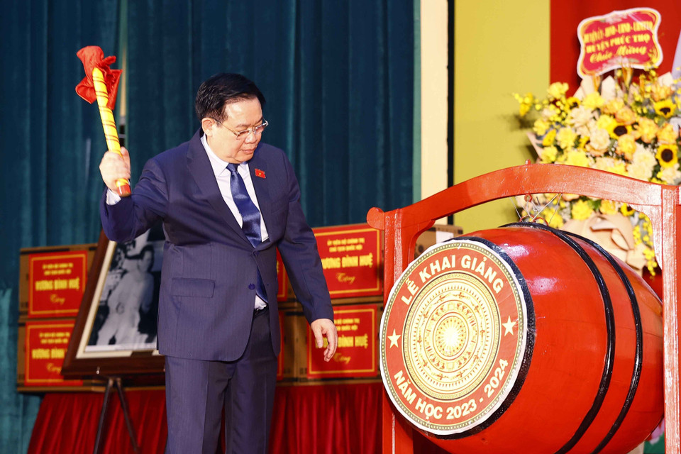 Chủ tịch Quốc hội Vương Đình Huệ đánh trống Khai giảng Năm học mới tại Trường Hữu nghị T78. (Ảnh: Doãn Tấn/TTXVN)