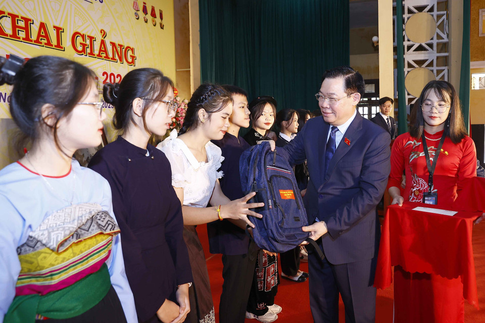 Chủ tịch Quốc hội Vương Đình Huệ tặng quà cho học sinh tiêu biểu. (Ảnh: Doãn Tấn/TTXVN)