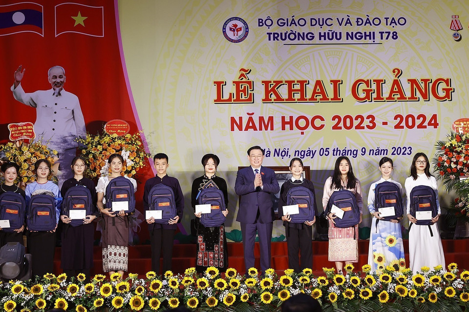 Chủ tịch Quốc hội Vương Đình Huệ tặng quà cho học sinh tiêu biểu. (Ảnh: Doãn Tấn/TTXVN)