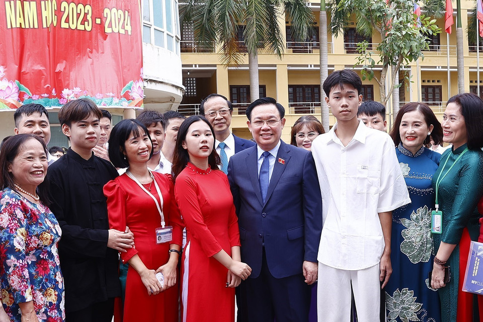 Chủ tịch Quốc hội Vương Đình Huệ với học sinh và giáo viên Trường Hữu nghị T78. (Ảnh: Doãn Tấn/TTXVN)