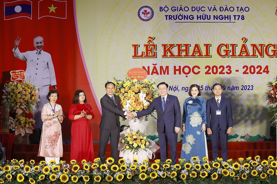 Chủ tịch Quốc hội Vương Đình Huệ chúc mừng Trường Hữu nghị T78. (Ảnh: Doãn Tấn/TTXVN)