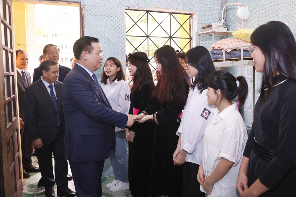 Chủ tịch Quốc hội Vương Đình Huệ đến thăm ký túc xá của học sinh dân tộc nội trú Việt Nam. (Ảnh: Doãn Tấn/TTXVN)