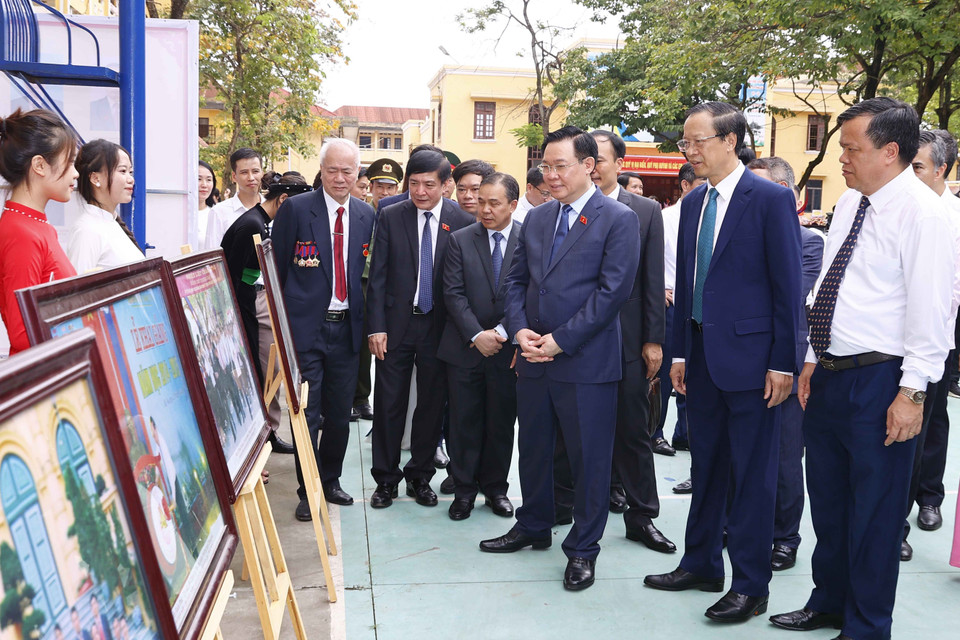 Chủ tịch Quốc hội Vương Đình Huệ tham quan Trưng bày Ảnh 65 năm một chặng đường vẻ vang của Trường Hữu nghị T78. (Ảnh: Doãn Tấn/TTXVN)
