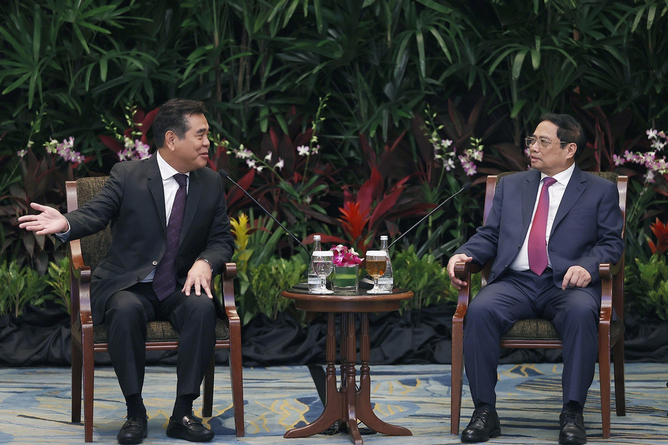 Cũng trong sáng 10/2, Thủ tướng Phạm Minh Chính tiếp lãnh đạo một số doanh nghiệp của Singapore đến chào xã giao. Thủ tướng Phạm Minh Chính tiếp ông Lee Chong Min, Chủ tịch Quỹ Đầu tư CMIA. (Ảnh: Dương Giang/TTXVN)