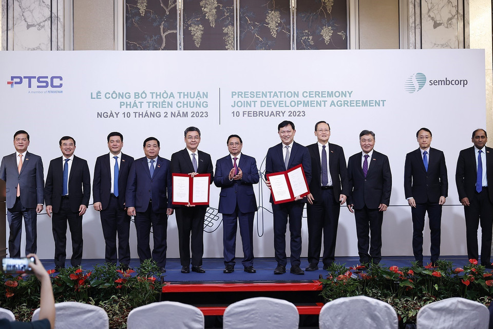 Thủ tướng Phạm Minh Chính và ông Tow Heng Tan, Phó Chủ tịch Hội đồng Quản trị Tập đoàn Sembcorp chứng kiến trao Thoả thuận hợp tác phát triển chung giữa Tổng Công ty Cổ phần dịch vụ kỹ thuật Dầu khí Việt Nam và Công ty Sembcorp Utilities. (Ảnh: Dương Giang/TTXVN) 