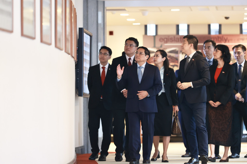 Hình ảnh Chủ tịch Quốc hội Singapore Tan Chuan-Jin giới thiệu với Thủ tướng Phạm Minh Chính lịch sử và kiến trúc của Tòa nhà Quốc hội Singapore. (Ảnh: Dương Giang/TTXVN)