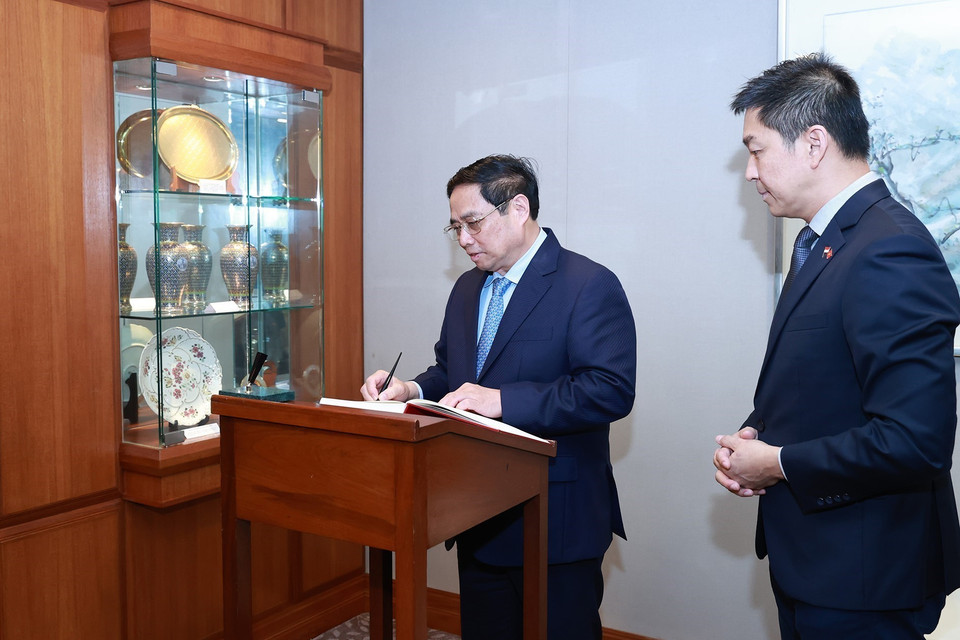 Thủ tướng Phạm Minh Chính viết lưu bút tại Nhà Quốc hội Singapore. (Ảnh: Dương Giang/TTXVN)