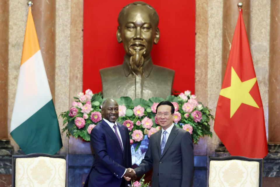 Chủ tịch nước Võ Văn Thưởng bắt tay Chủ tịch Quốc hội Bờ Biển Ngà (Côte d'Ivoire) Adama Bictogo. (Ảnh: Thống Nhất/TTXVN)