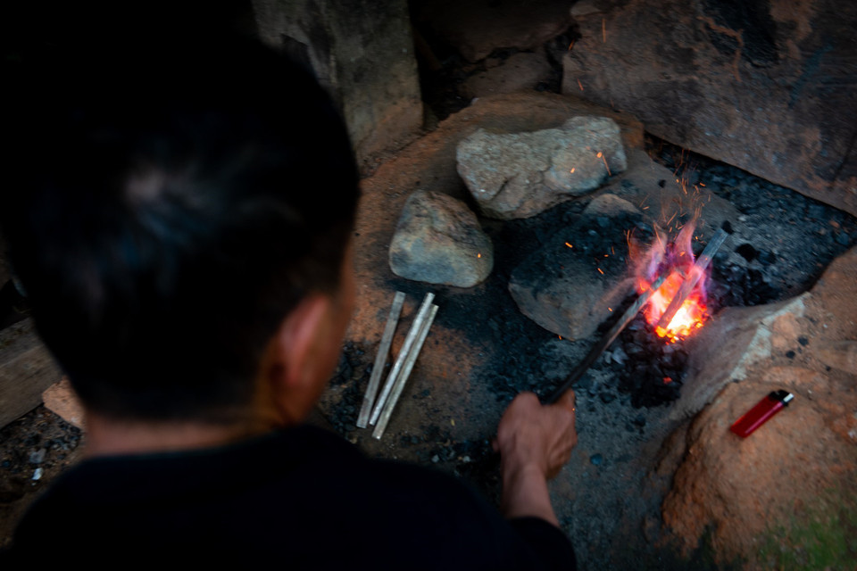 Bạc và các trang sức làm từ bạc có vai trò rất quan trọng trong đời sống văn hóa, tinh thần của dân tộc Nùng. Trong ảnh: Quá trình nung nóng để cán mỏng bạc. (Ảnh: Nam Thái/TTXVN)