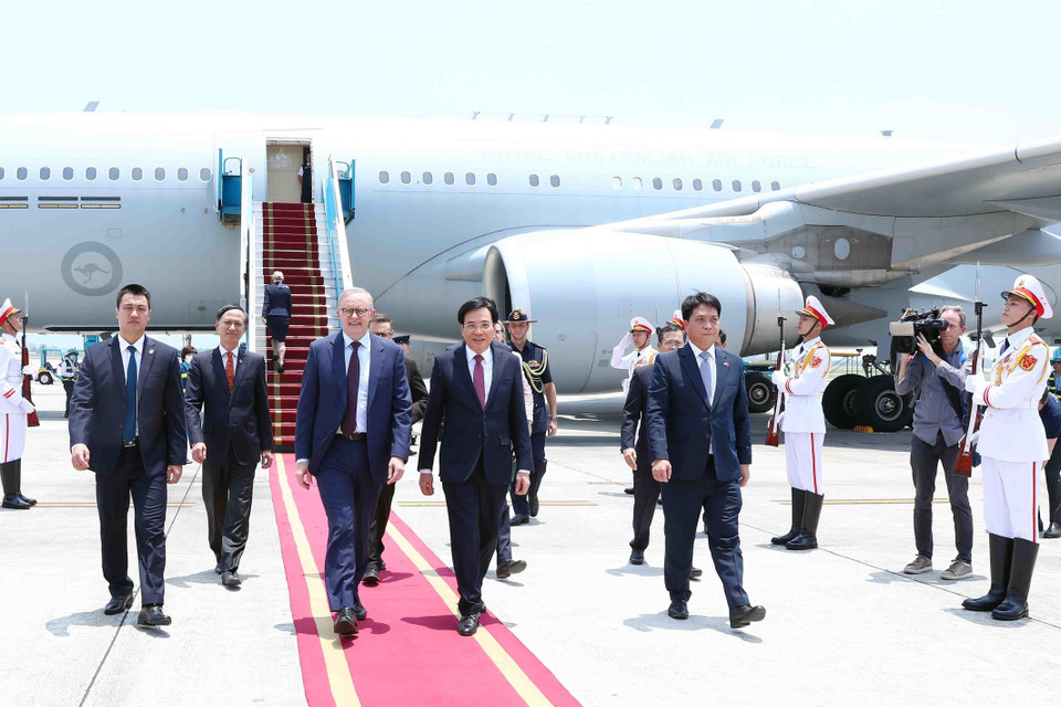 Thủ tướng Australia Anthony Albanese đã tới sân bay quốc tế Nội Bài (Hà Nội), bắt đầu chuyến thăm chính thức Việt Nam. (Ảnh: Phạm Kiên/TTXVN)