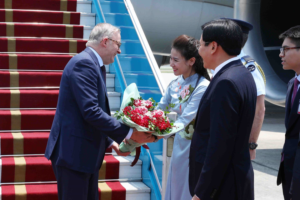 Lễ đón Thủ tướng Australia Anthony Albanese tại sân bay quốc tế Nội Bài (Hà Nội). (Ảnh: Phạm Kiên/TTXVN)