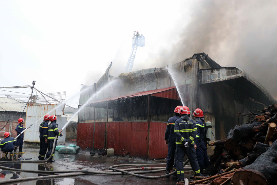 Lực lượng chữa cháy của Công an thành phố Hải Phòng tiếp cận đám cháy để dập lửa. (Ảnh: Hoàng Ngọc/TTXVN)
