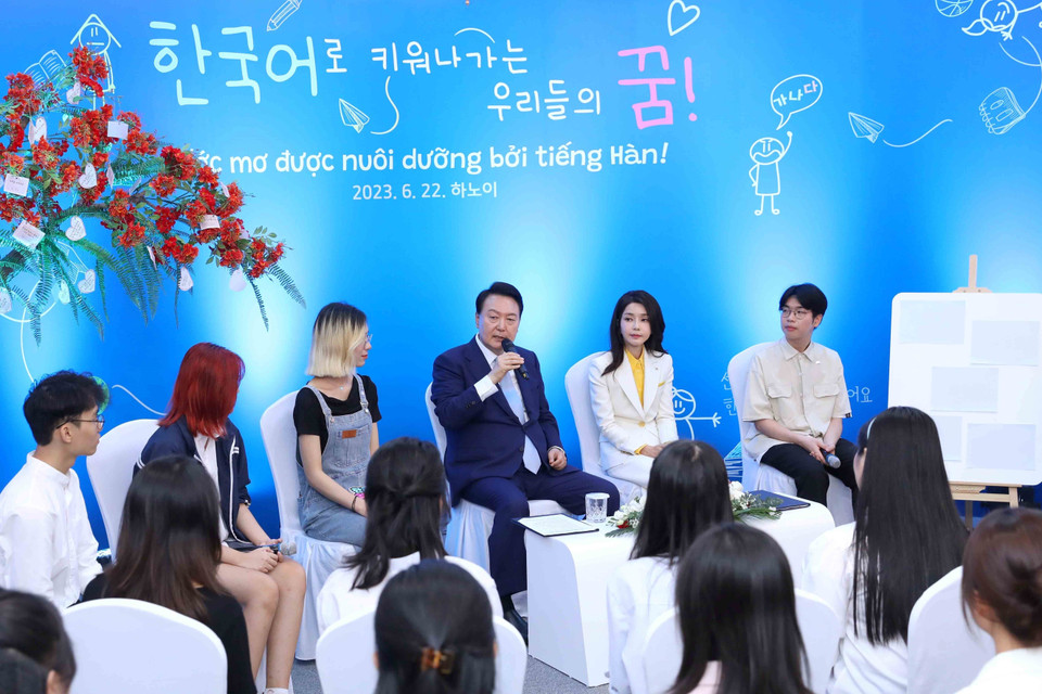 Tổng thống Hàn Quốc Yoon Suk Yeol nói chuyện với các sinh viên. (Ảnh: An Đăng/TTXVN)