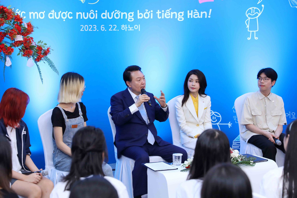 Hình ảnh Tổng thống Hàn Quốc Yoon Suk Yeol nói chuyện với các sinh viên. (Ảnh: An Đăng/TTXVN)