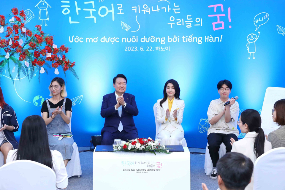 Tổng thống Hàn Quốc Yoon Suk Yeol và phu nhân với các sinh viên. (Ảnh: An Đăng/TTXVN)