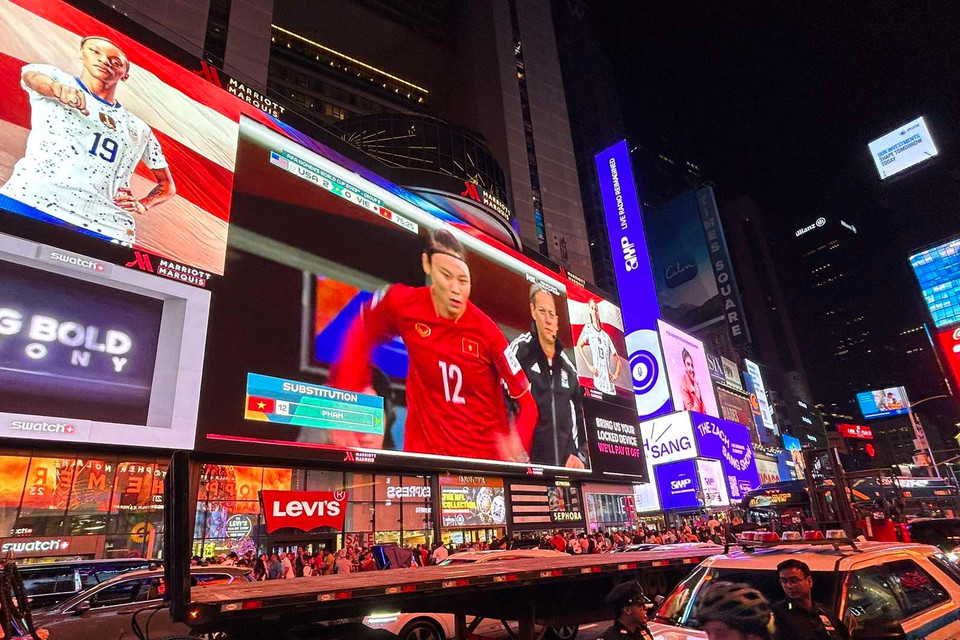 Ngày 22/7, trận đấu bóng đá giữa Đội tuyển Nữ Việt Nam và Đội tuyển Mỹ được Truyền hình Mỹ livestreams tại Quảng trường Thời đại New York đã thu hút đông đảo người xem. (Ảnh: Trần Thanh Tuấn/TTXVN)