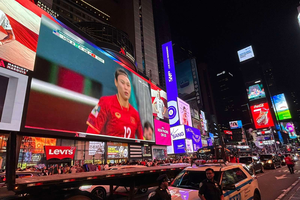 Hình ảnh trận đấu bóng đá giữa Đội tuyển Nữ Việt Nam và Đội tuyển Mỹ được Truyền hình Mỹ livestreams tại Quảng trường Thời đại New York đã thu hút đông đảo người xem. (Ảnh: Trần Thanh Tuấn/TTXVN)