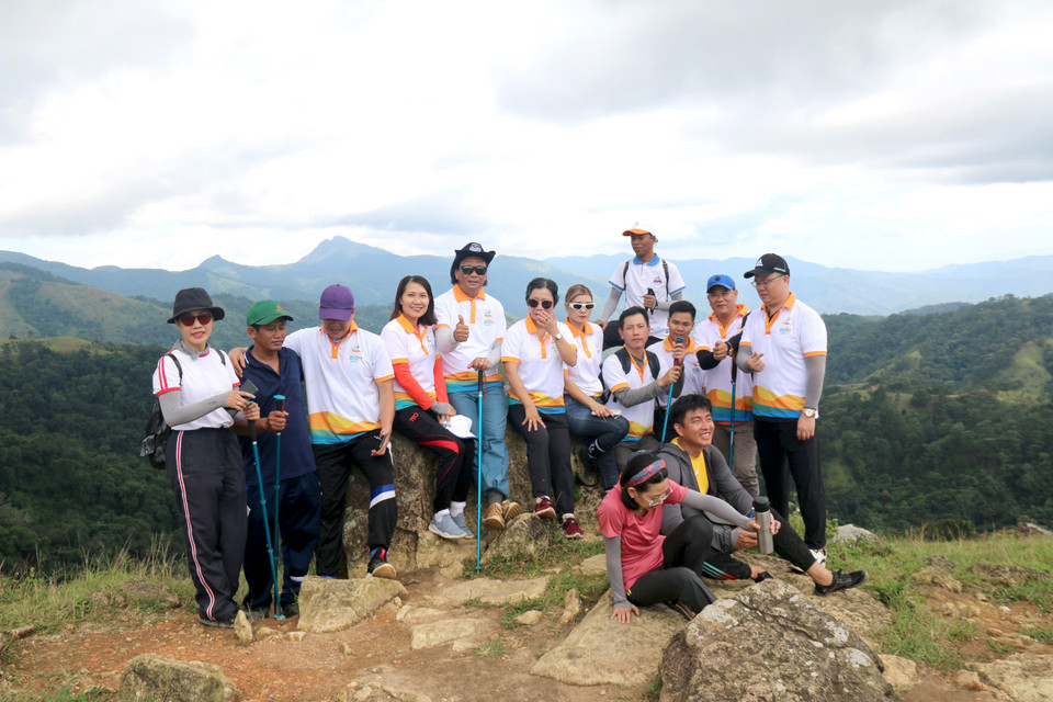 Đoàn khảo sát chụp ảnh lưu niệm tại điểm giáp ranh 3 tỉnh Lâm Đồng-Ninh Thuận-Bình Thuận với độ cao hơn 1.000m so với mực nước biển. (Ảnh: Nguyễn Thanh/TTXVN)