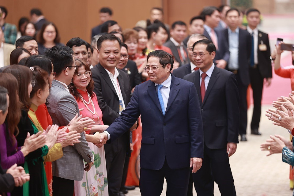 Hình ảnh Thủ tướng Phạm Minh Chính với kiều bào tiêu biểu dự chương trình Xuân Quê hương 2023. (Ảnh: Dương Giang/TTXVN) 