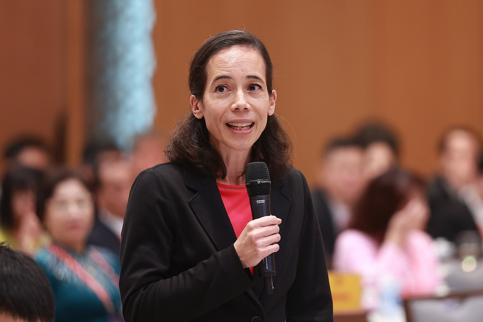 Bà Aurélia Nguyen, kiều bào Pháp, Giám đốc chiến lược Chương trình của Liên minh Toàn cầu về vaccine và tiêm chủng (GAVI), nguyên Giám đốc điều hành cơ chế COVAX, phát biểu. (Ảnh: Dương Giang/TTXVN) 