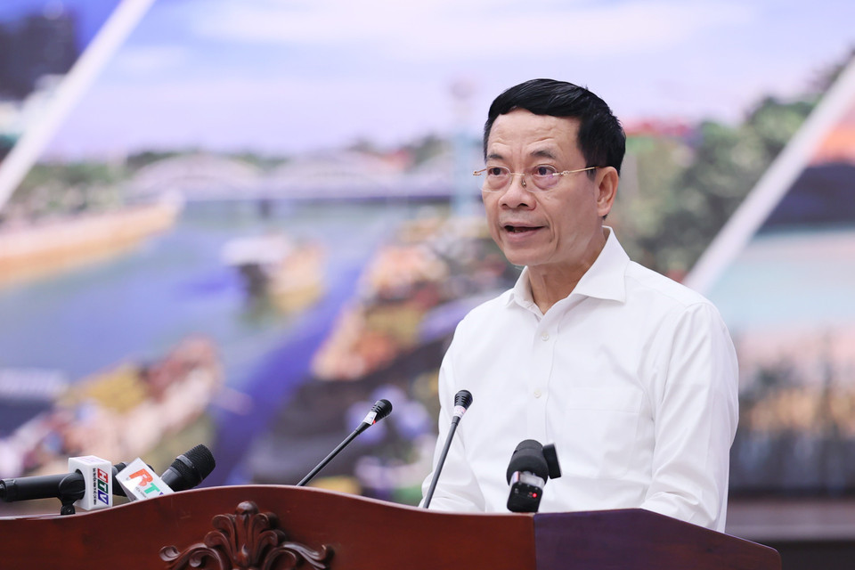 Bộ trưởng Bộ Thông tin và Truyền thông Nguyễn Mạnh Hùng tham luận tại hội nghị. (Ảnh: Dương Giang/TTXVN)