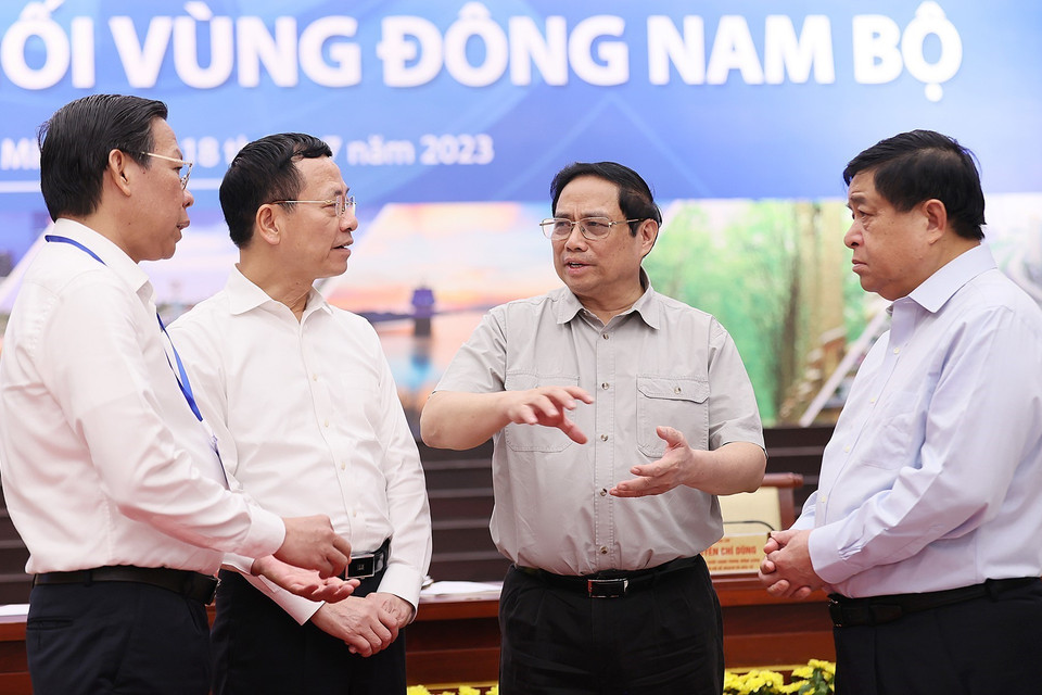 Thủ tướng Phạm Minh Chính trao đổi với đại biểu tham dự hội nghị. (Ảnh: Dương Giang/TTXVN)