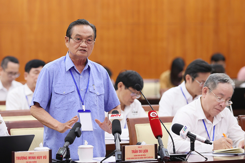 Ông Trần Du Lịch, thành viên Hội đồng Tư vấn Chính sách Tài chính-Tiền tệ Quốc gia tham luận tại hội nghị. (Ảnh: Dương Giang/TTXVN)