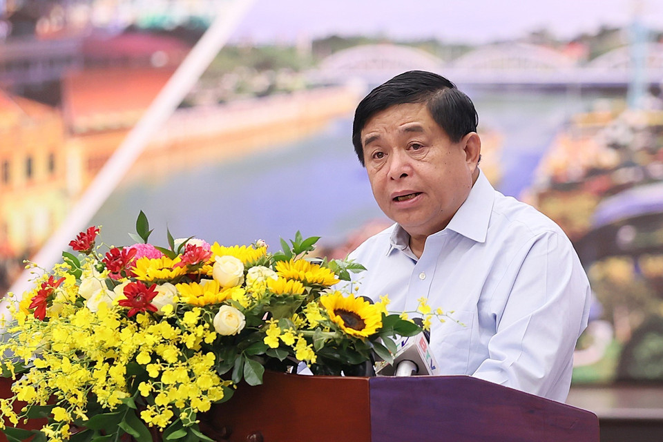 Bộ trưởng Bộ Kế hoạch và Đầu tư Nguyễn Chí Dũng báo cáo Kế hoạch triển khai hoạt động của Hội đồng Điều phối Vùng Đông Nam Bộ 6 tháng cuối năm. (Ảnh: Dương Giang/TTXVN) 